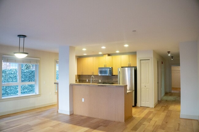 Building Photo - Spacious and Modern Ground Floor 2 bed 2 b... Unit 101 Rental