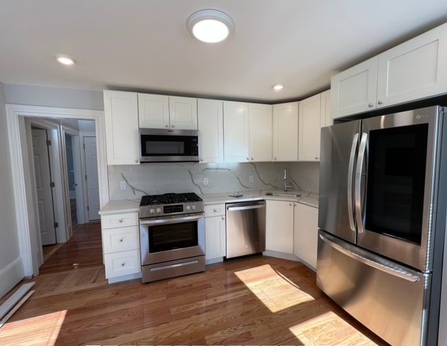 Building Photo - 2 Mossland St Unit 3