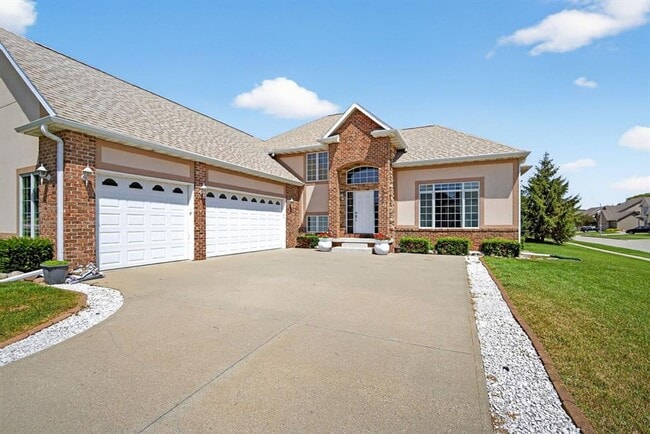 Spacious 5-Bed Walkout Home with Over 3,50... - Spacious 5-Bed Walkout Home with Over 3,50...
