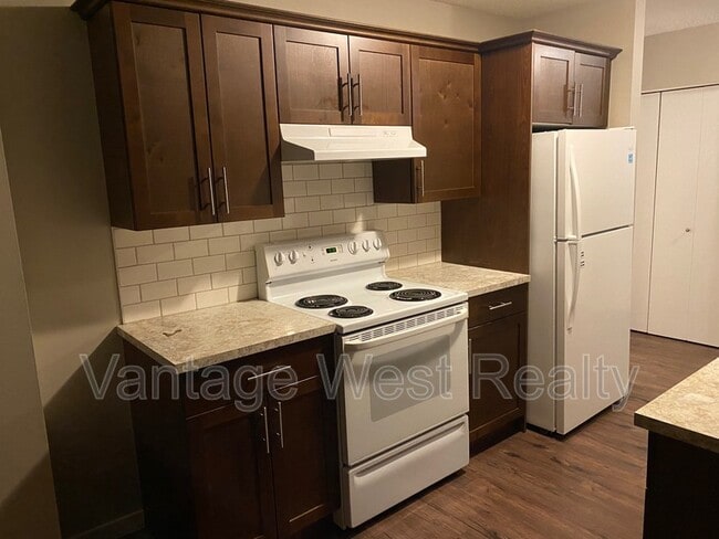 Building Photo - 235 Husch Rd