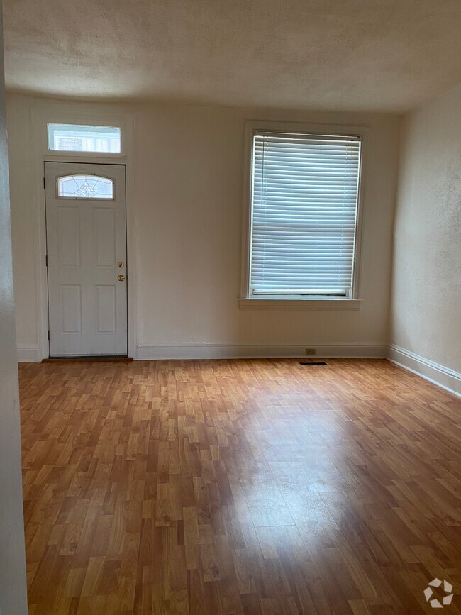 Building Photo - 1039 W Poplar St Rental