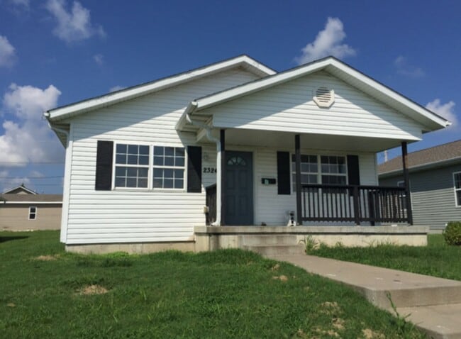 Building Photo - GREAT LOCATION! 3 BEDROOM 2 BATH HOME FOR LEASE IN JOPLIN-$1275 RENT-$1275 DEPOSIT
