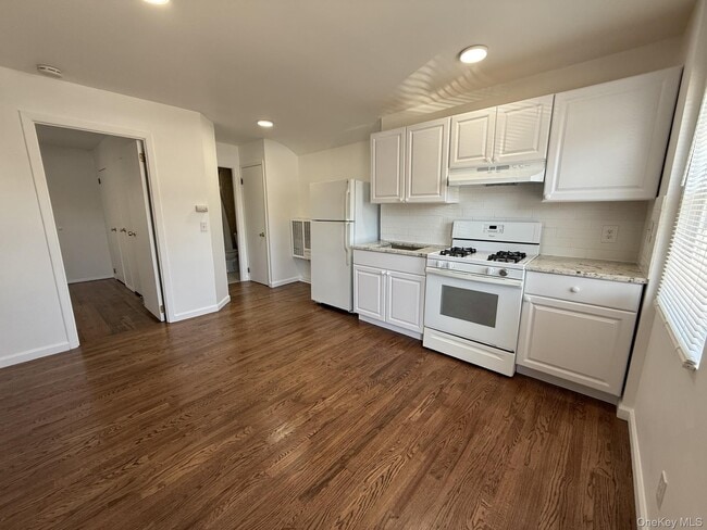 Photo - 355 Bayville Ave