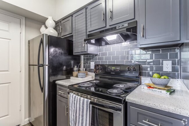 Building Photo - Live Large, Save Larger Unit BRK1