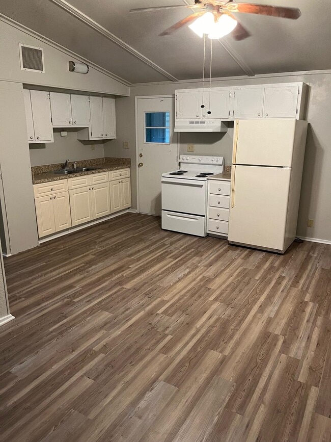 Photo - 1569 Coombs Dr