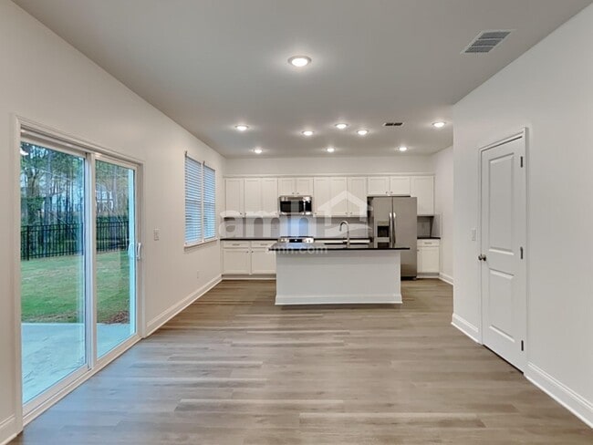 Photo - 250 Sapling Way