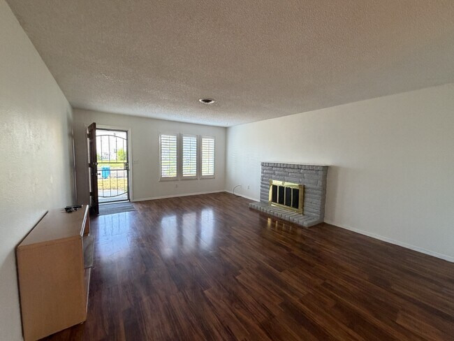 1381 Hobart Dr