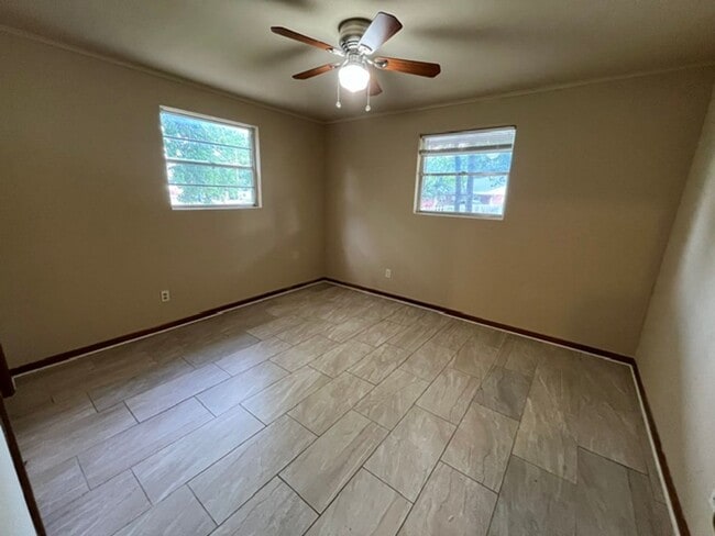 Photo - Duplex close to downtown Springdale, walking distance to fast food and medical