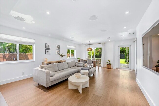 Photo - 465 NE 112th St