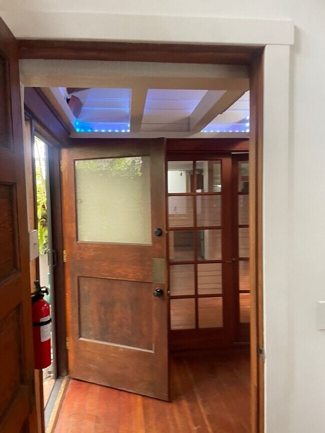 Photo - Hidden Garden Retreat – A One-Bedroom Oasis in the Heart of Venice