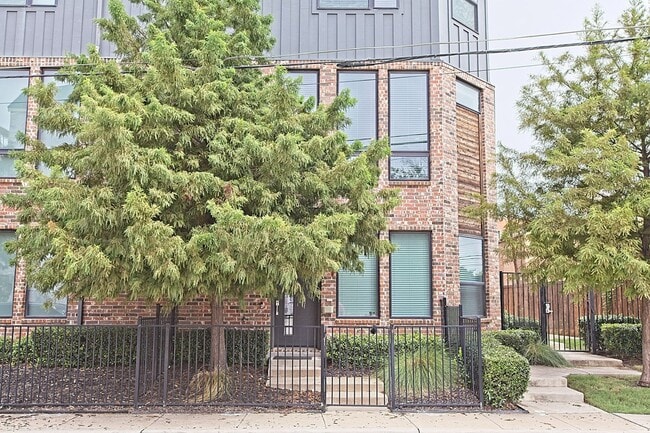 Building Photo - Dallas Gated Corner Townhome