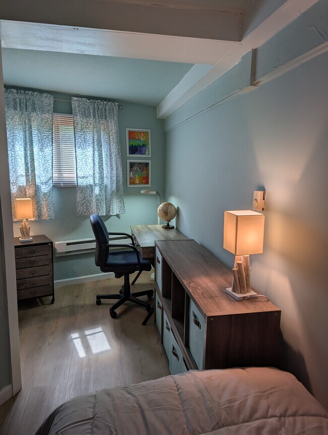 Room#4 - 12067 Gearhart Rd Unit 1