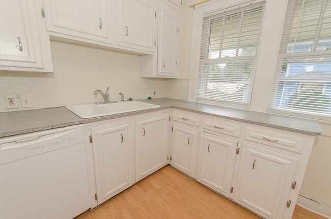 Photo - 3 Bedroom, 1.5 bath Home: Available July 2...