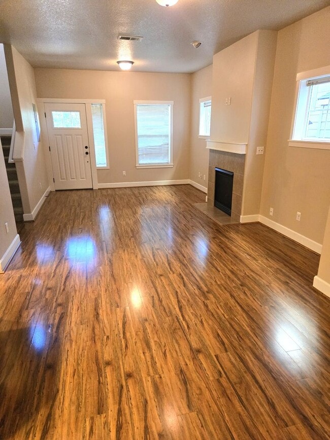 Photo - Tons of Space ! Walk to Park!  Newer 2017 ...