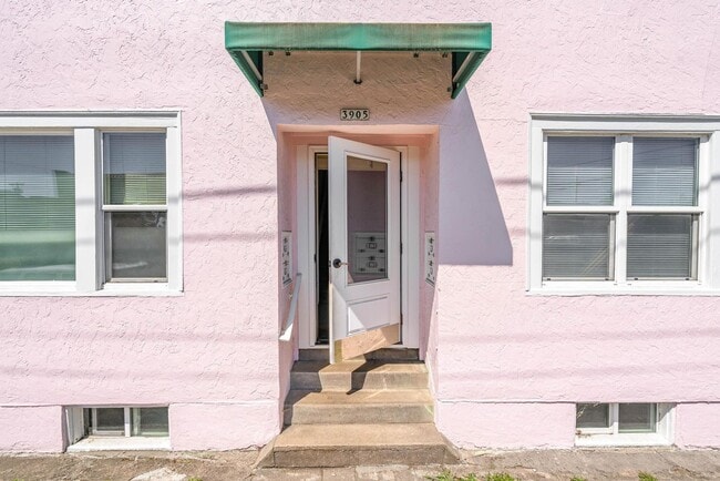 Building Photo - Charming close-in Foster-Powell studio in four-plex—Updated kitchen & bath, shared laundry, share... Unit 2