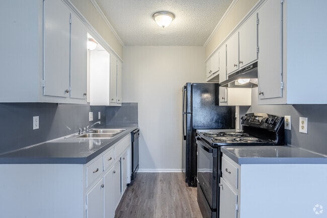 2BR, 1BA - 850SF