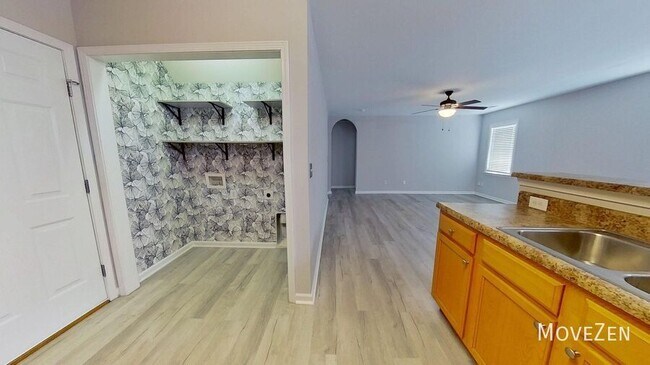 Photo - 1347 Parkland Way