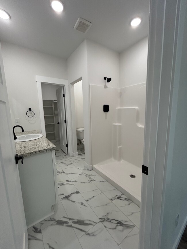 Photo - 585 Panich St