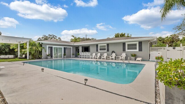 Executive Style Pool Home, 4br/2ba Home Av... - Executive Style Pool Home, 4br/2ba Home Av...