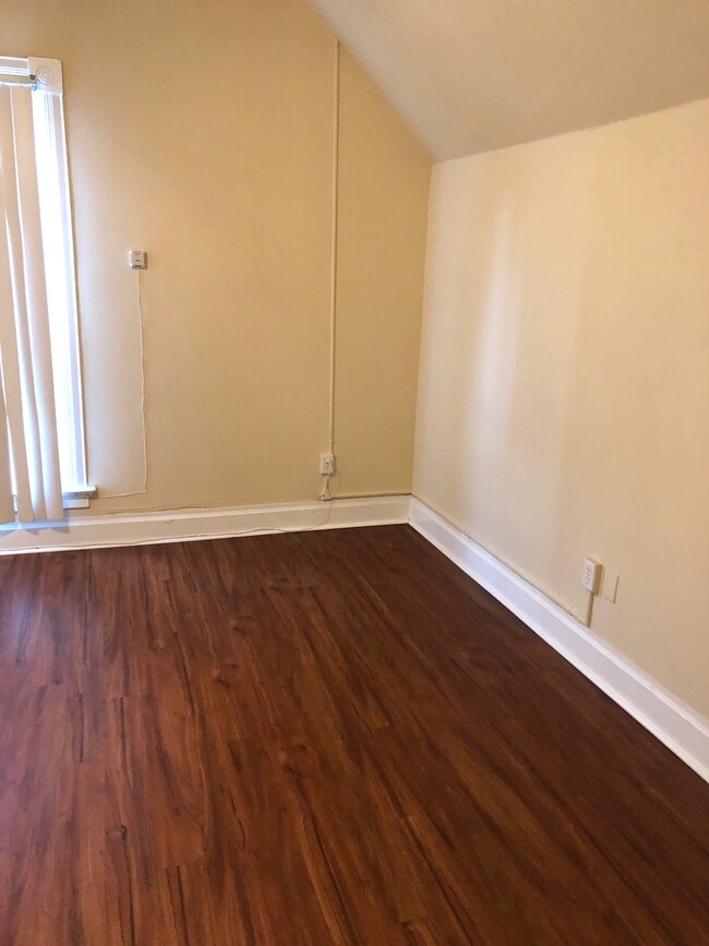 Studio Room - 145 N 5th Street