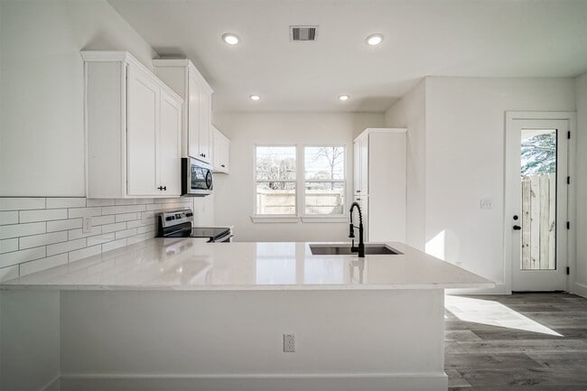 Photo - 8409 Schneider St