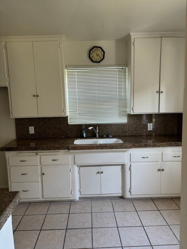 Building Photo - 6266 S La Brea Ave Unit Apt C