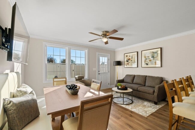 Photo - 1006 10th St NE