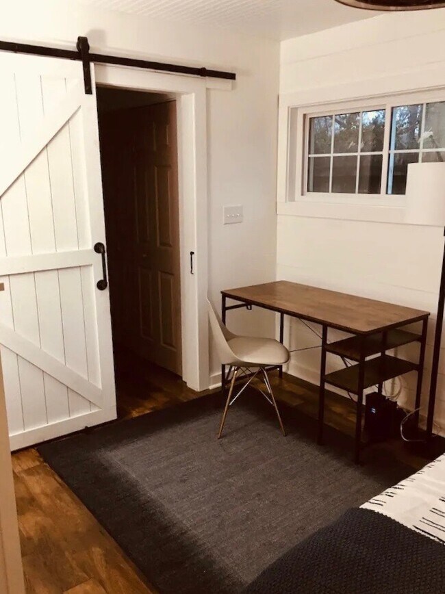 Trabaje desde casa en un espacio de trabajo designado - 510 Auburndale Ave Unidad Cottage