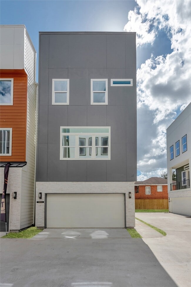 Photo - 1805 Emir St