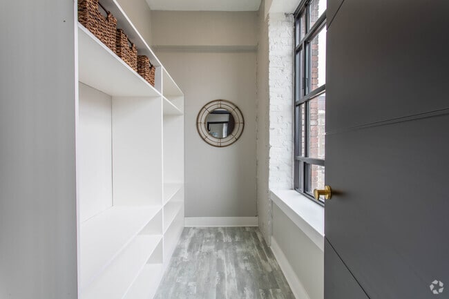 1 Br, 1 Bath - 778 SF