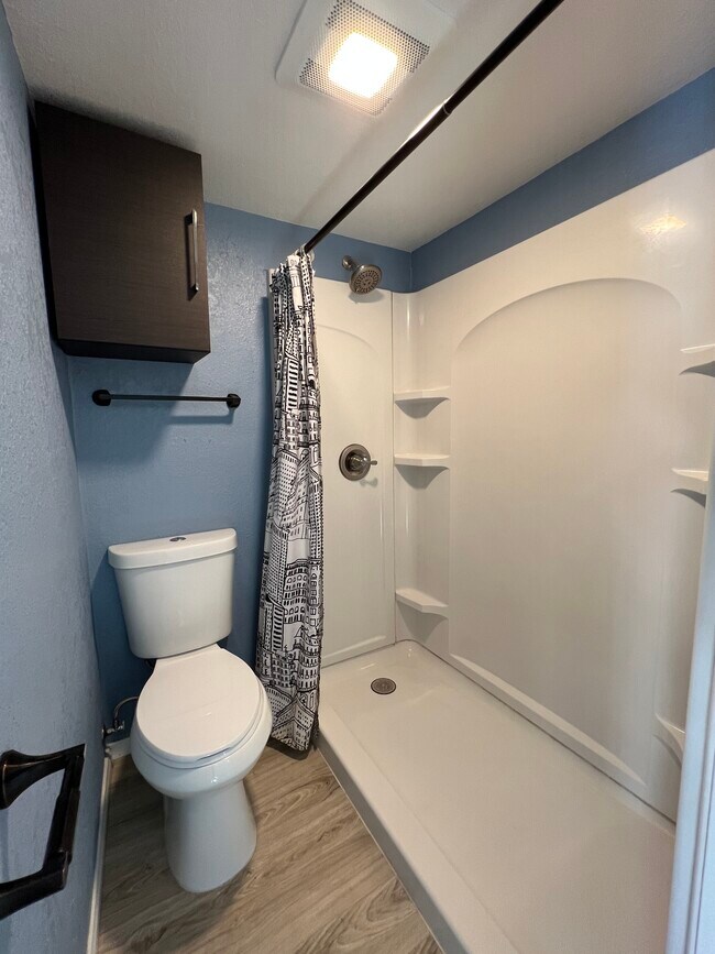 Bathroom - 1357 Ross St Unidad Yellow