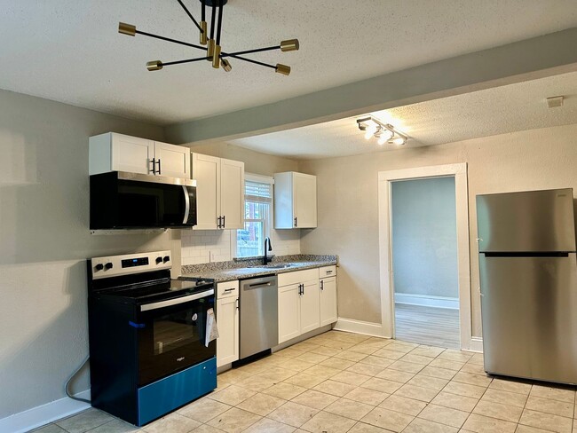 Move In Ready Home Close to Uptown bonus/3... - Move In Ready Home Close to Uptown bonus/3...