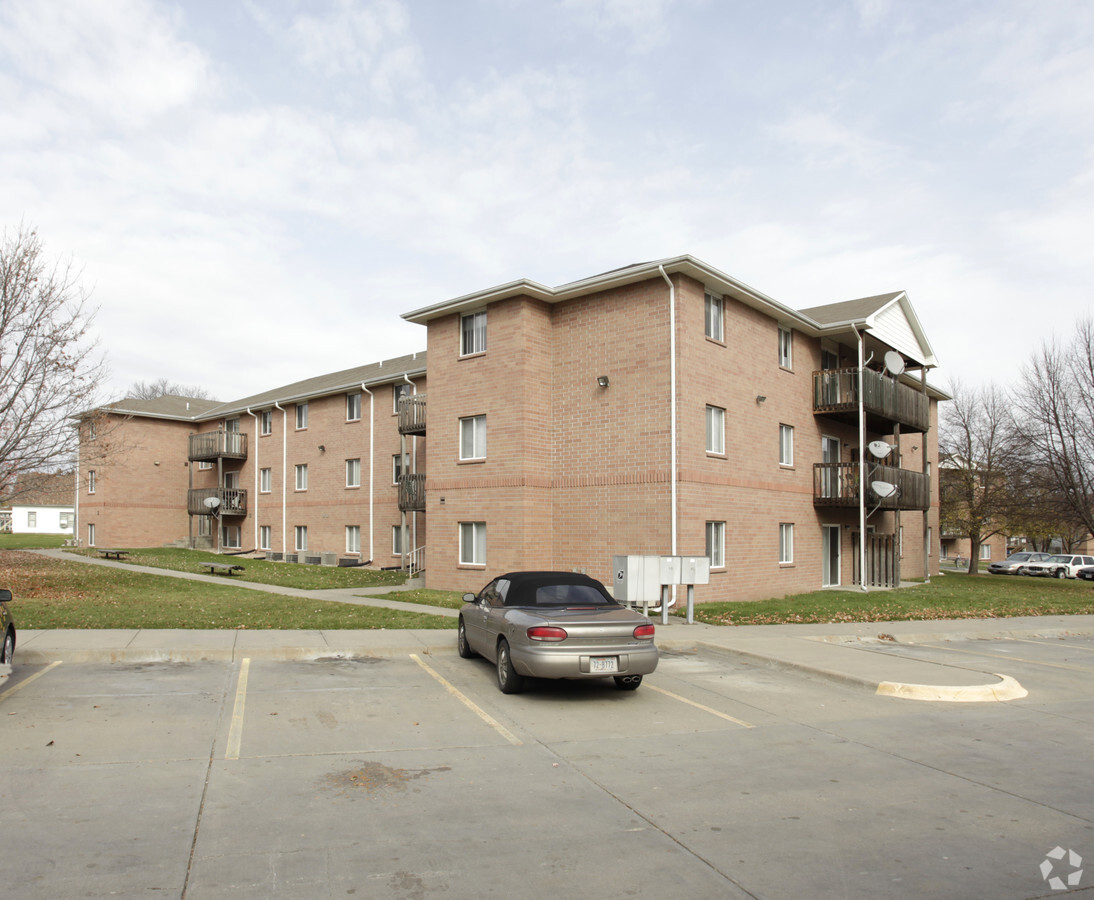 Pine Tree Apartments - Pine Tree Apartments