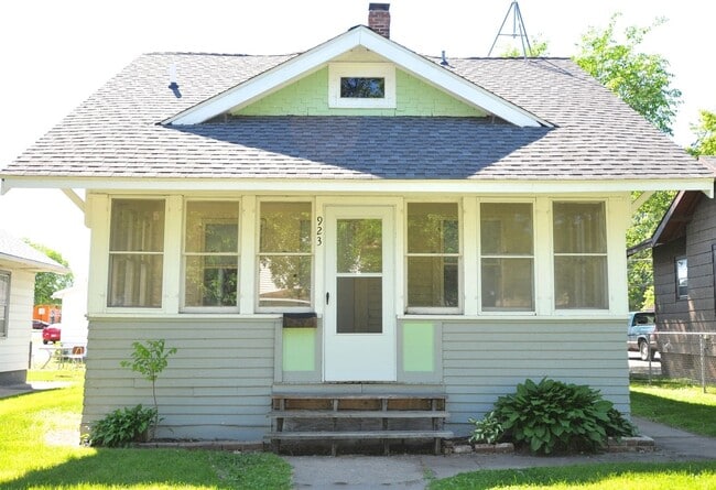 Building Photo - Great 7 bedroom 3 bath House located in St Cloud MN