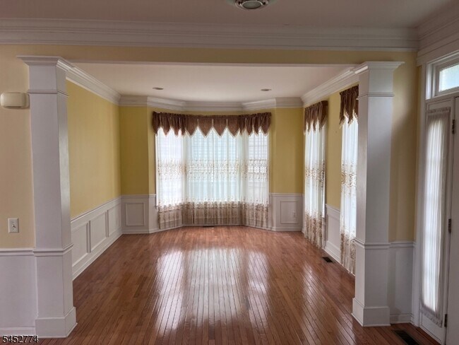 9 Queenberry Way