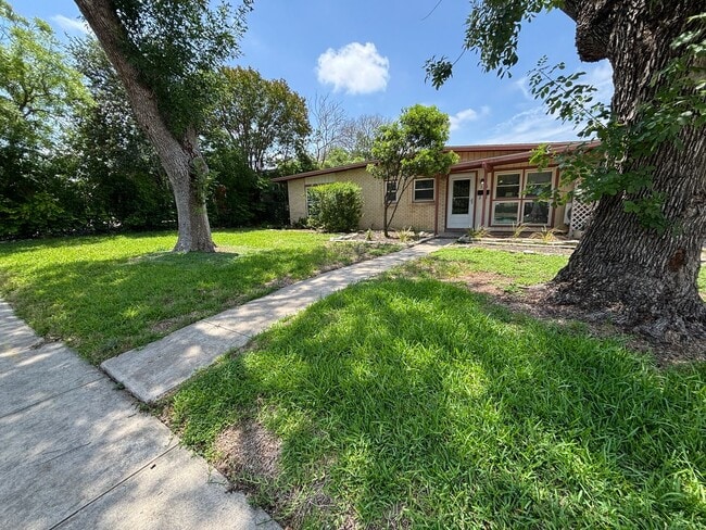 Photo - 318 Sprucewood Ln