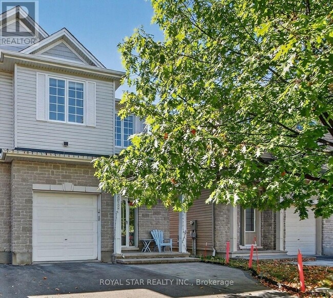 Photo - 272 Broxburn Crescent