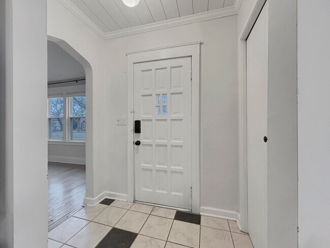 Photo - 2729 Vernon Ave S