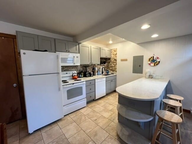 Photo - Winter Seasonal Lease! Sun filled, furnished and ready for you!