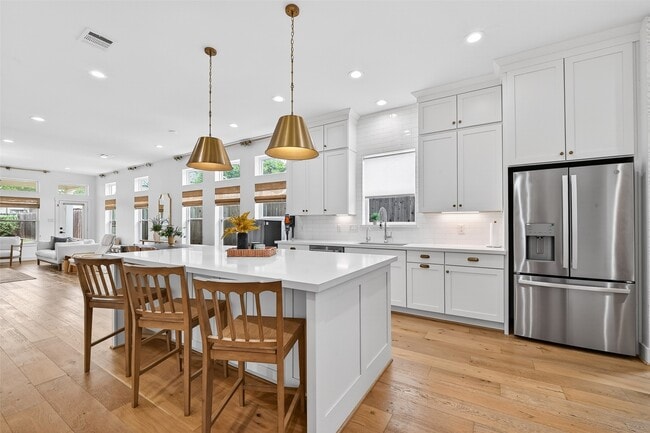 Photo - 927 W 25th St