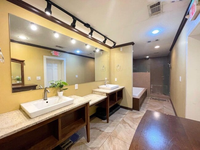 Photo - NEWER 4 bedroom house