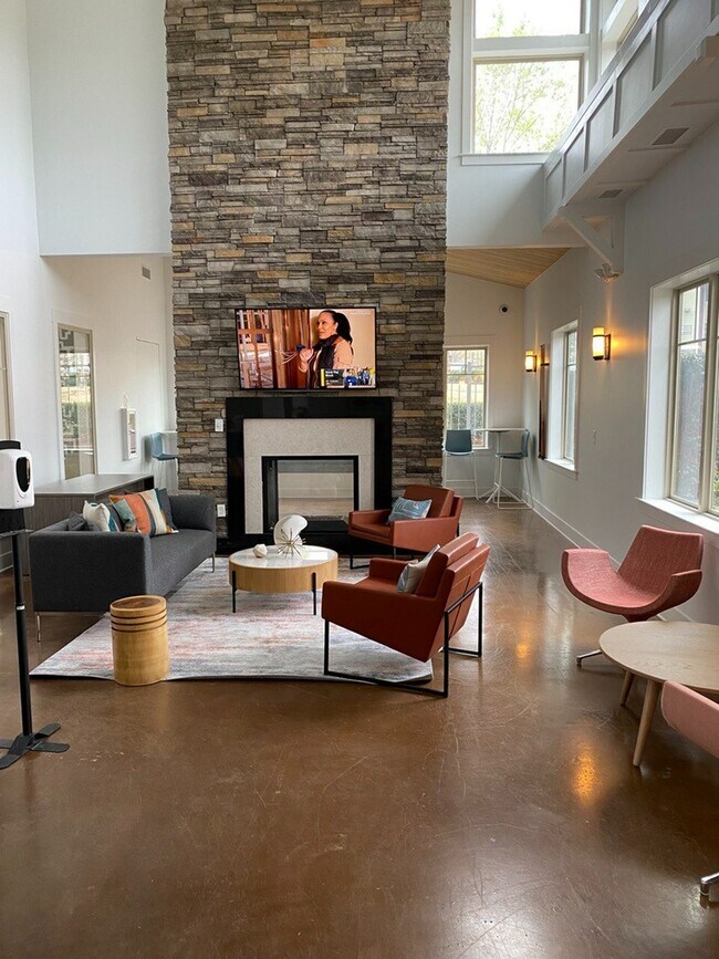 Yugo Charlotte College Downs Apartments Charlotte, NC