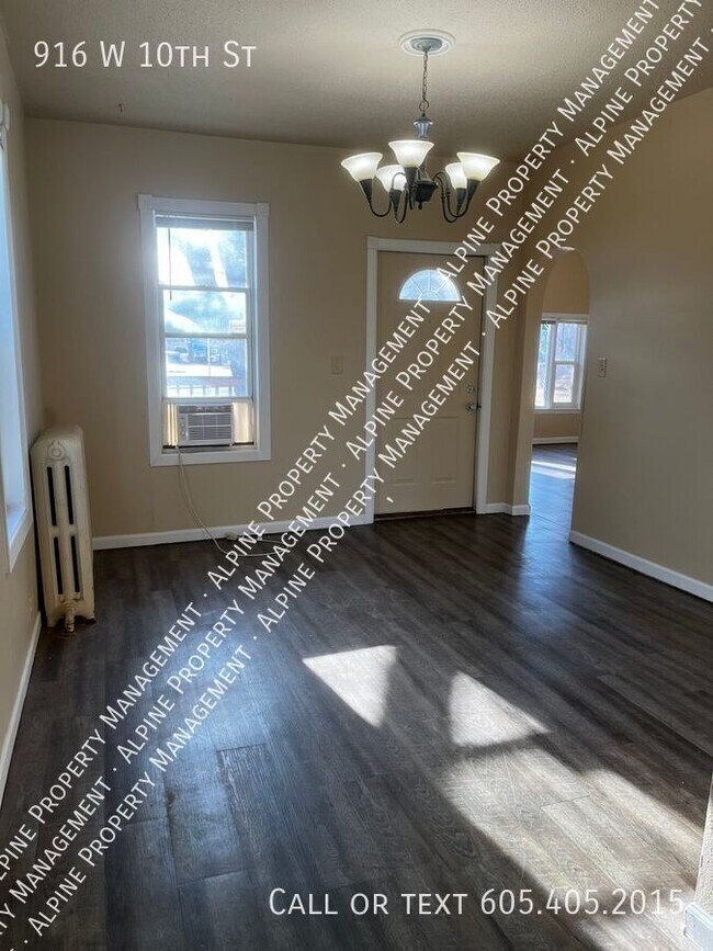 916 W 10th St