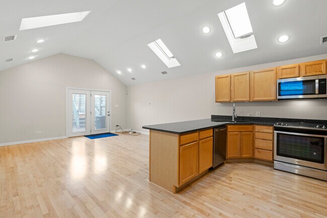 Building Photo - 456 N Green St Unit 2