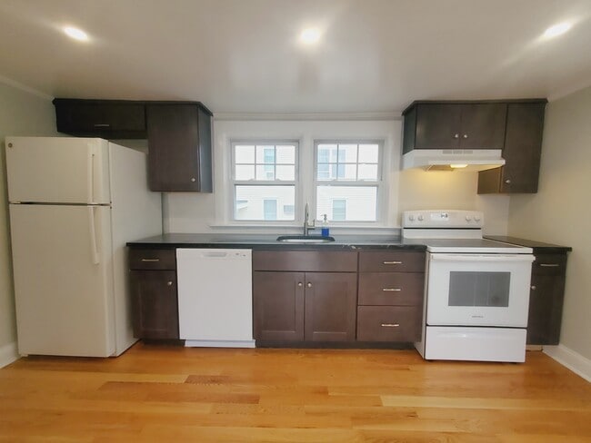 Building Photo - 21 Cushing St Unit 1