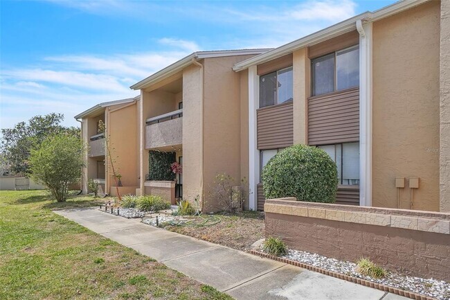 Building Photo - 5235 Vineland Rd Unit 204 Rental