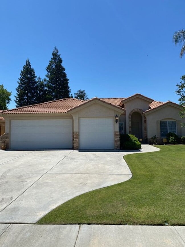 Building Photo - Gorgeous 4 Bedroom 2 Bath Home W/Pool!