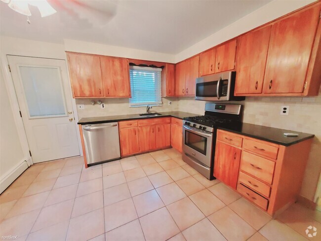 Building Photo - 2 br, 1 bath Condo - 17 Ponus Ave Unit 1