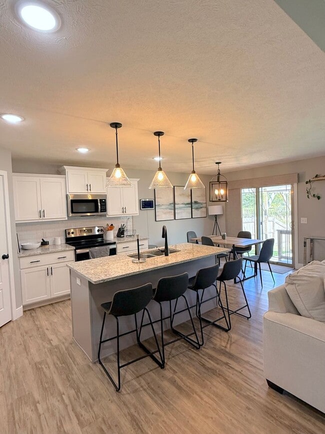 Photo - Fully Furnished 3 Bed / 2 Bath Home in Nixa