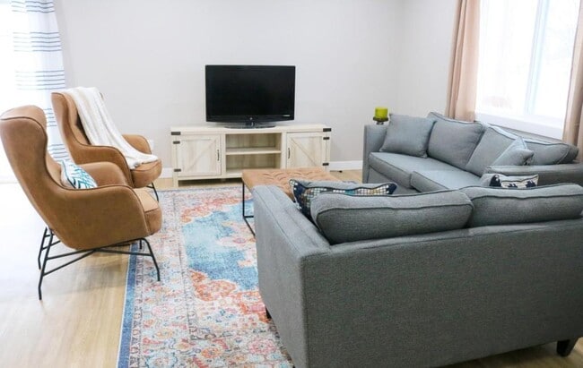 Photo - 808 Parkside Ln